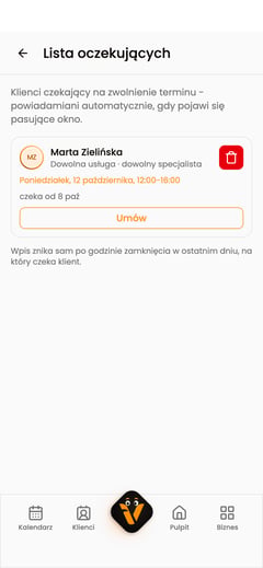 Lista oczekujących na telefonie z fikcyjnym zgłoszeniem klienta i przyciskiem Umów.