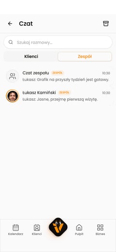Zakładka „Zespół” w czacie z rozmową całego zespołu i rozmową z Łukaszem Kamińskim.
