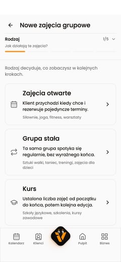 Ekran „Nowe zajęcia grupowe” na telefonie z wyborem zajęć otwartych, grupy stałej i kursu.