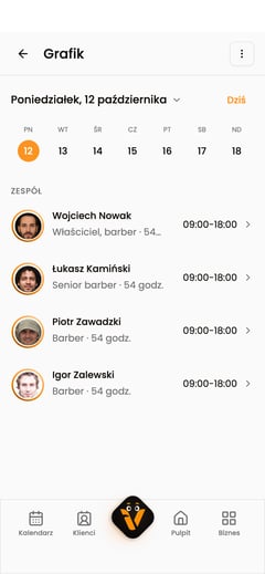 Pasek dni i lista godzin pracowników w mobilnym widoku grafiku.