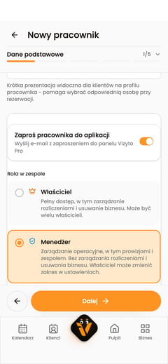 Karty wyboru roli w formularzu zaproszenia pracownika z wybraną rolą „Menedżer”.