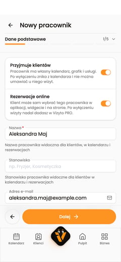 Krok „Dane podstawowe” nowego pracownika z fikcyjnym imieniem, nazwiskiem i adresem e-mail.