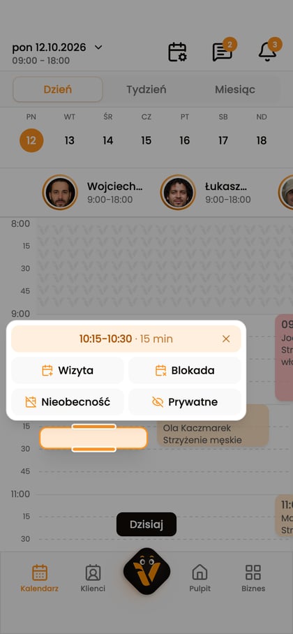 Zaznaczony pusty termin w kalendarzu na telefonie i pasek rodzajów wpisu.