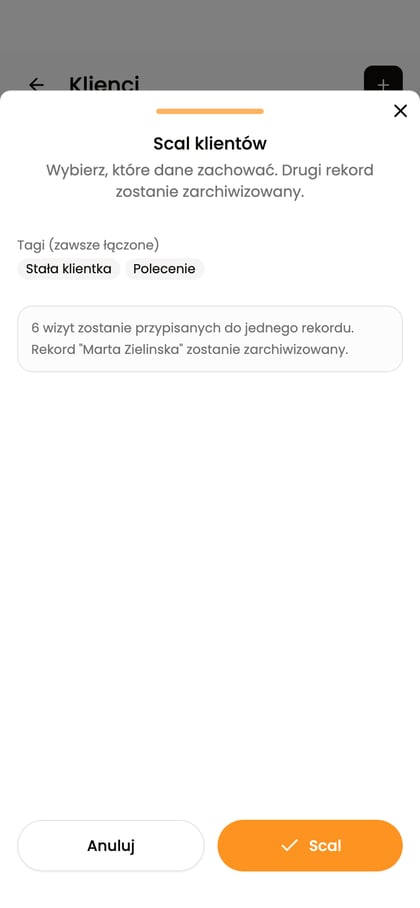 Podsumowanie scalenia z informacją o archiwizacji karty i przyciskiem „Scal”.