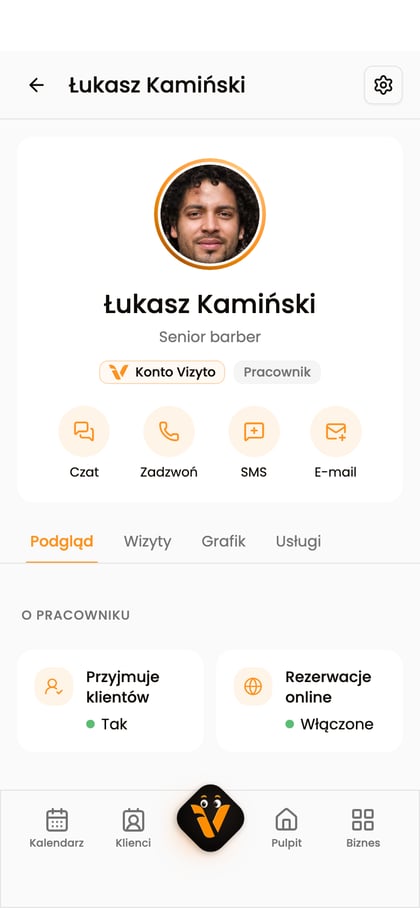 Profil Łukasza Kamińskiego z portretem i przyciskiem „Czat” wśród głównych działań.