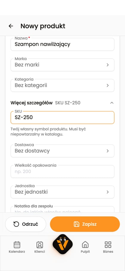 Karta nowego produktu z nazwą „Szampon nawilżający” i rozwiniętymi szczegółami, w tym polem „SKU”.