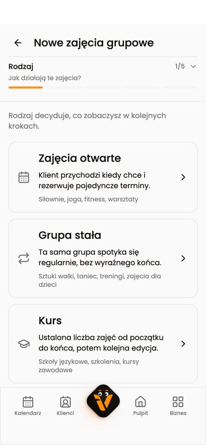 Ekran „Nowe zajęcia grupowe” na telefonie z wyborem zajęć otwartych, grupy stałej i kursu.