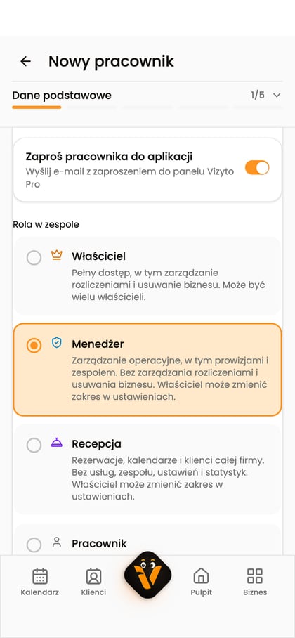 Włączona opcja „Zaproś pracownika do aplikacji” i wybór roli w zespole.