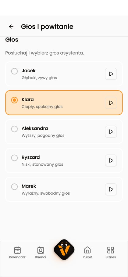 Sekcja „Głos” z kartami głosów i przyciskami do odsłuchania próbek.