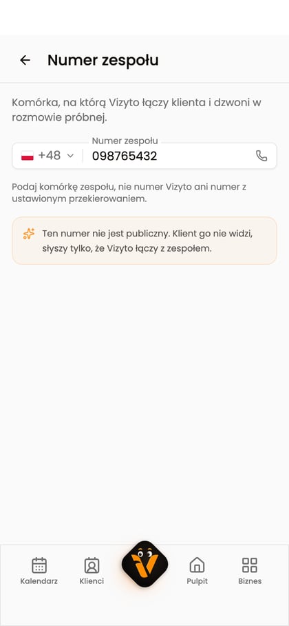 Ekran „Numer zespołu” z wpisanym fikcyjnym numerem komórkowym i przyciskiem „Zapisz”.