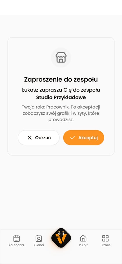Zaproszenie do zespołu „Studio Przykładowe” z przyciskami „Odrzuć” i „Akceptuj”.