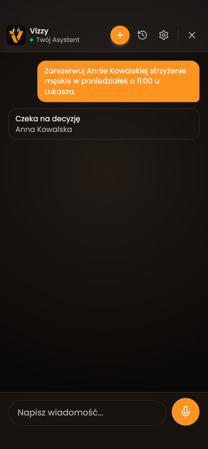 Rozmowa z Vizzym z prośbą o rezerwację dla Anny Kowalskiej o 11:00 i zwiniętą propozycją „Czeka na decyzję”.