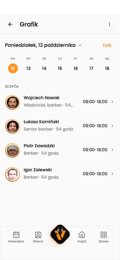 Pasek dni i lista godzin pracowników w mobilnym widoku grafiku.