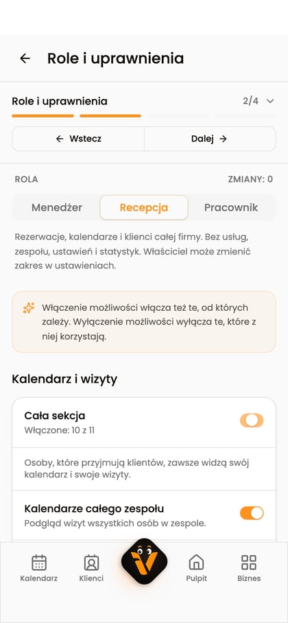 Ustawienia roli „Recepcja” z przełącznikiem „Cała sekcja” i listą uprawnień.