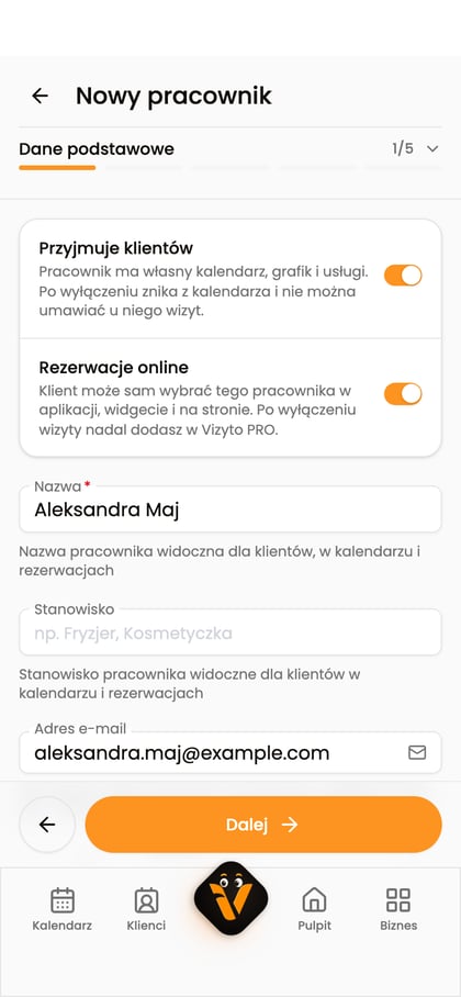 Krok „Dane podstawowe” nowego pracownika z fikcyjnym imieniem, nazwiskiem i adresem e-mail.