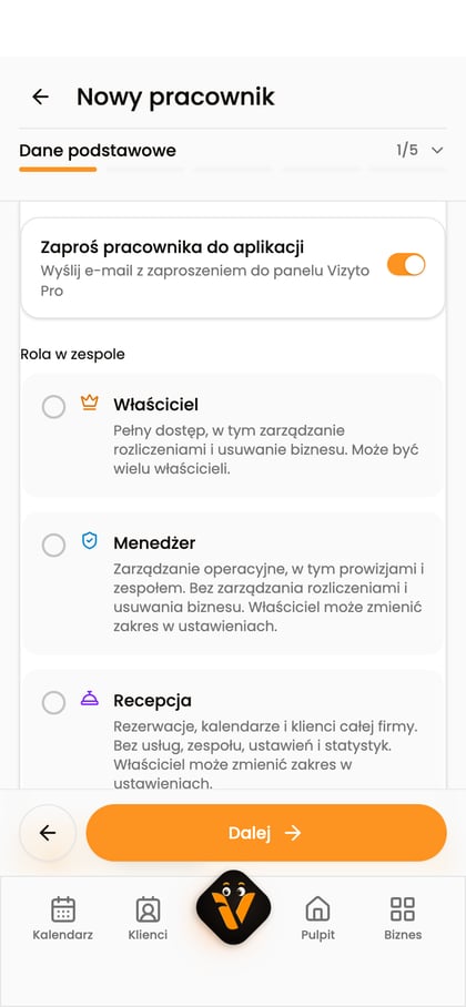 Krok „Dane podstawowe” z włączoną opcją „Zaproś pracownika do aplikacji” i listą ról.